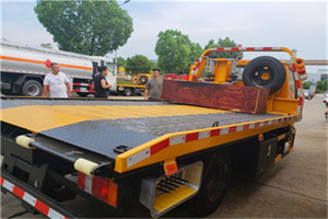 友好区附近拖车电话号码服务